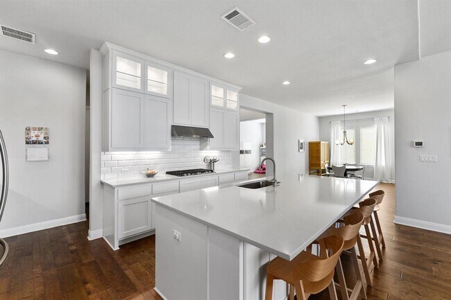 Building Photo - 304 Gulfton St