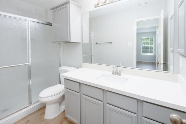 Building Photo - NOVEMBER Move in! 2/2 Duplex with fenced i...