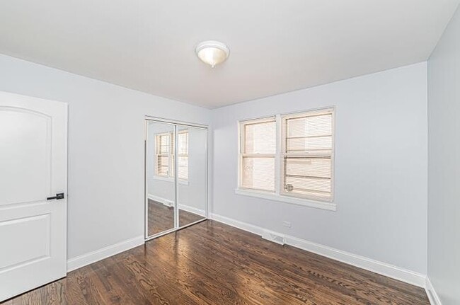 Building Photo - 7530 N Oakley Ave