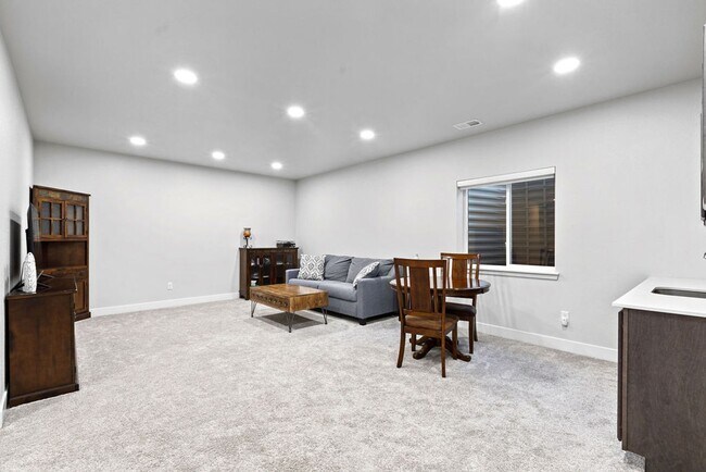 Building Photo - 4 Bedroom, 3 Bathroom 2.8 miles from Old T...