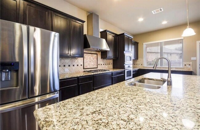 Building Photo - 213 Simmons Dr