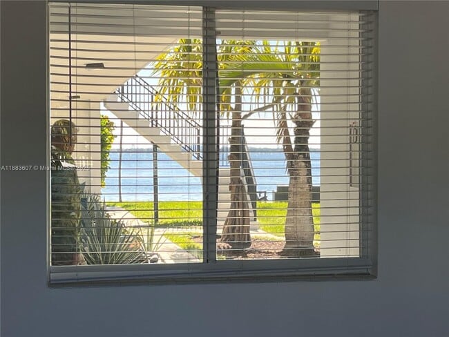 Building Photo - 1750 S Treasure Dr