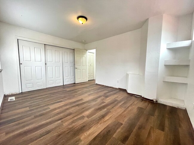Building Photo - Cozy 3 Bedroom 2 Bathroom Townhouse In The NW!