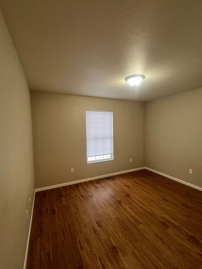 Building Photo - 3 Bedroom 2 bath duplex