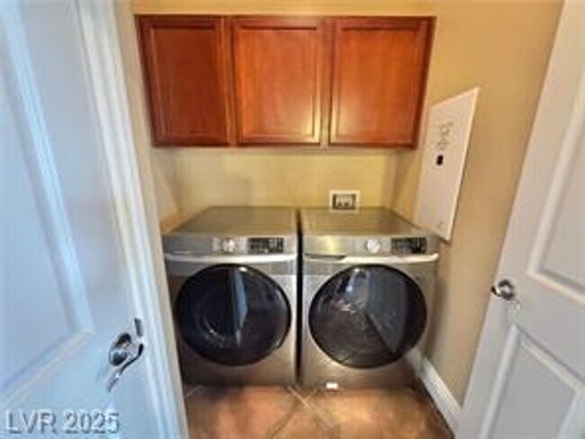 Building Photo - DON’T MISS OUT ON THIS BEAUTIFUL 4-BEDROOM...