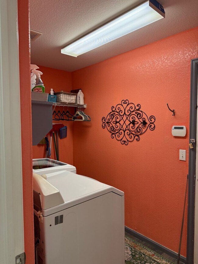 Building Photo - Move in Special- Beautiful Furnished 3 Bedroom/2.5 Bathroom Single Family Home with Flexible Leas...