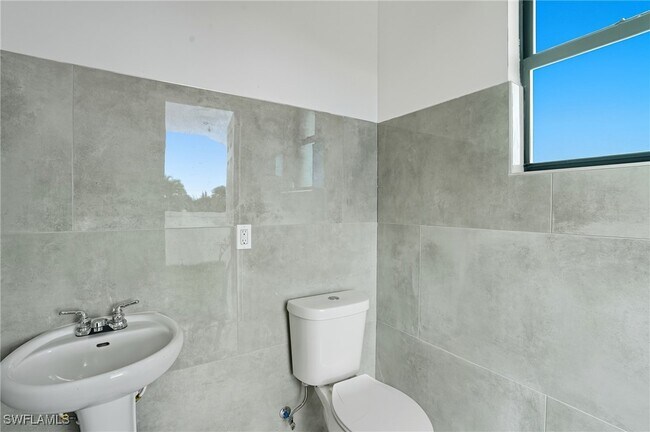 Building Photo - 2314 NW 33rd Pl