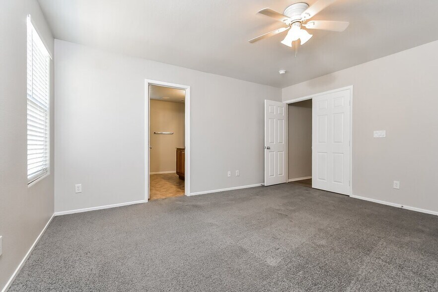 Building Photo - 7921 Point Oaks Ct