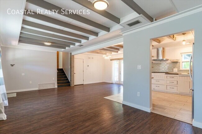 Building Photo - 23 Driftwood Ave SW