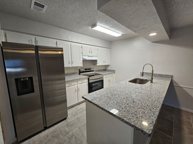 Building Photo - Beautifully Renovated 2-Bedroom Half Duple...