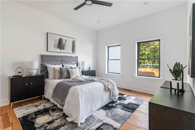 Building Photo - 1554 Columbia Cir