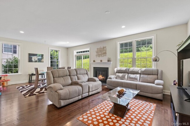 Building Photo - 19 Dennis Ln