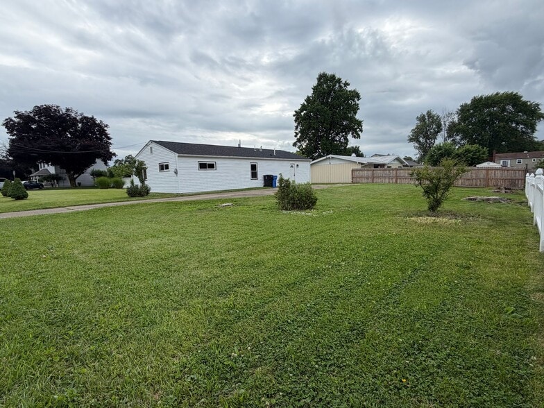 Building Photo - 407 Rothey Dr
