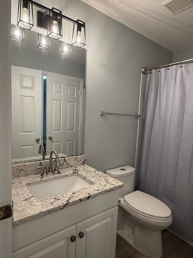 Building Photo - Beautifully renovated 3-bedroom, 2-bath condo located in Estates at Westbury