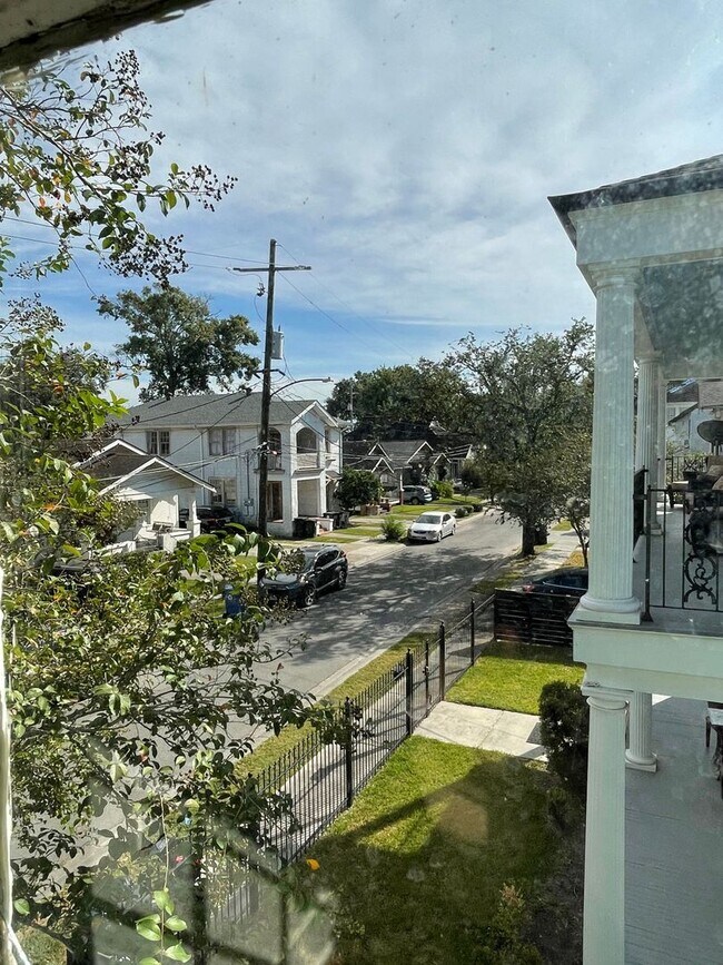 Building Photo - 1BD/1BA Uptown!