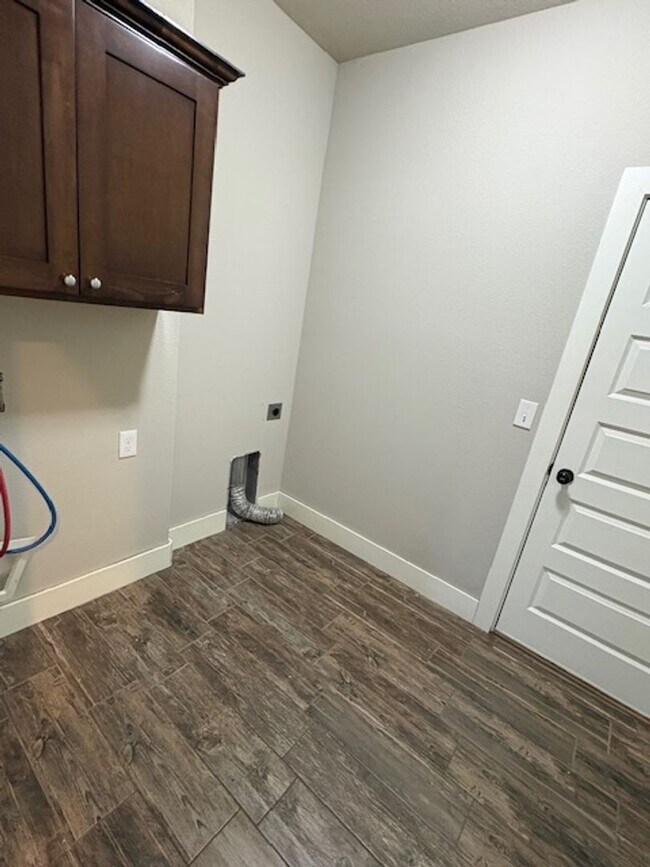 Building Photo - BEAUTIFUL TOWNHOUSE IN A GREAT LOCATION!!!