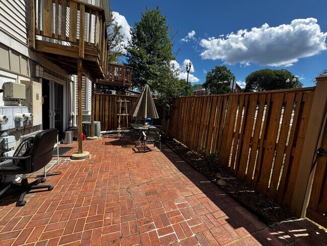Building Photo - Furnished 2BR, 2BA Condo with Backyard in ...