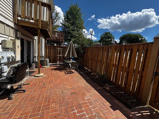 Building Photo - Furnished 2BR, 2BA Condo with Backyard in Arlington