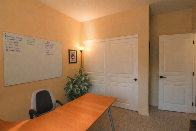 Building Photo - Beautiful 3 Bed, 2.5 Bath Townhome with A/C and 2-Car Garage