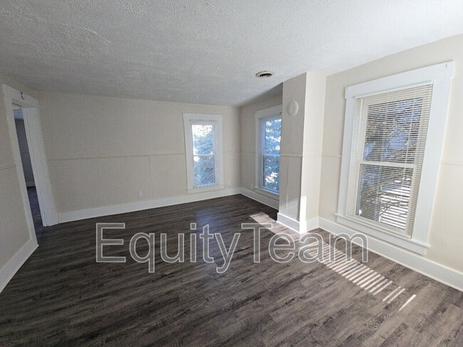 Building Photo - 128 N River St