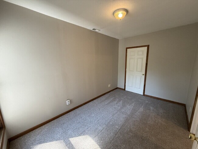 Building Photo - Westside 3 Bedroom Upper Apartment