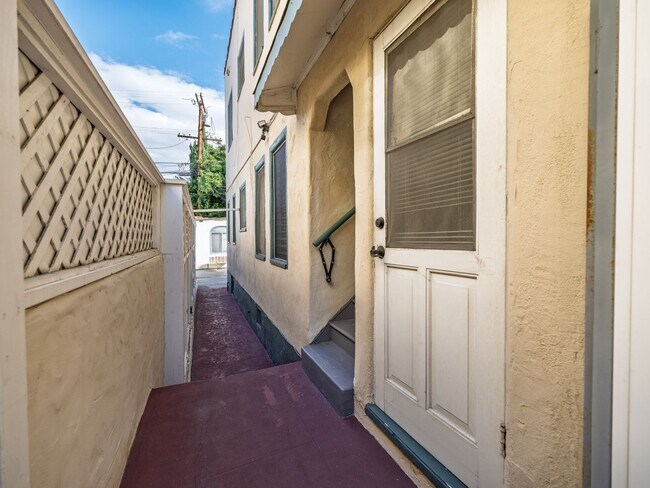 Building Photo - 152 N Arnaz Dr