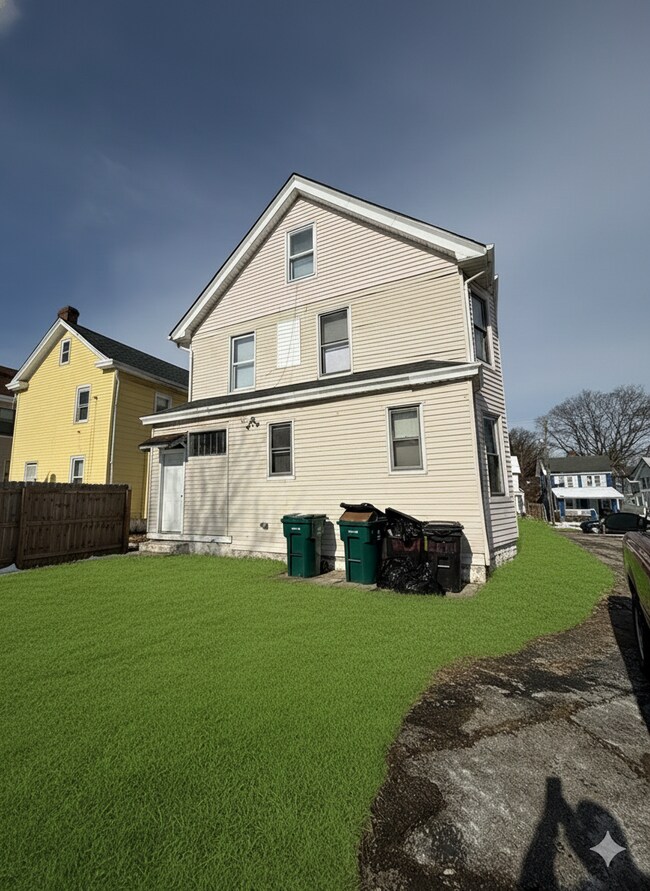 Building Photo - 2031 Hewitt Ave