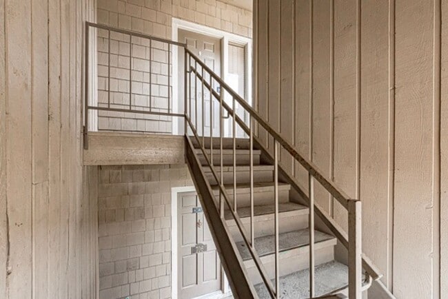 Building Photo - 2 Bedroom Condo with Pool and the Convinience of a Jefferson Hwy Address!