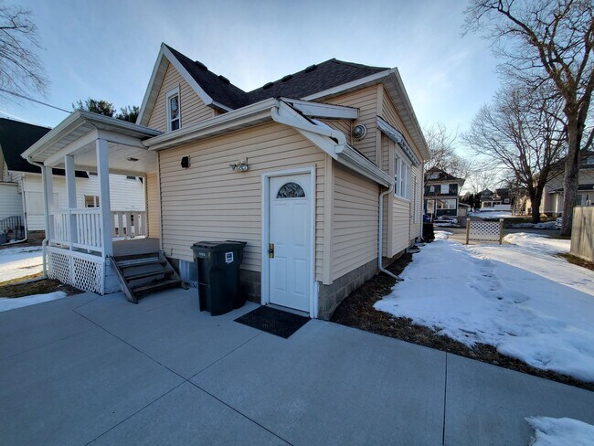 Building Photo - 4 Bedroom House for June 1st