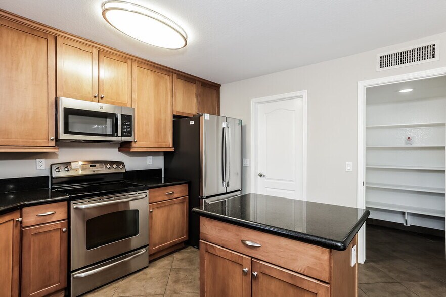 Building Photo - 2505 W Red Fox Rd