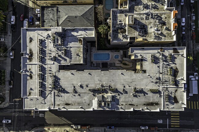 Building Photo - 7320 Hawthorn Ave