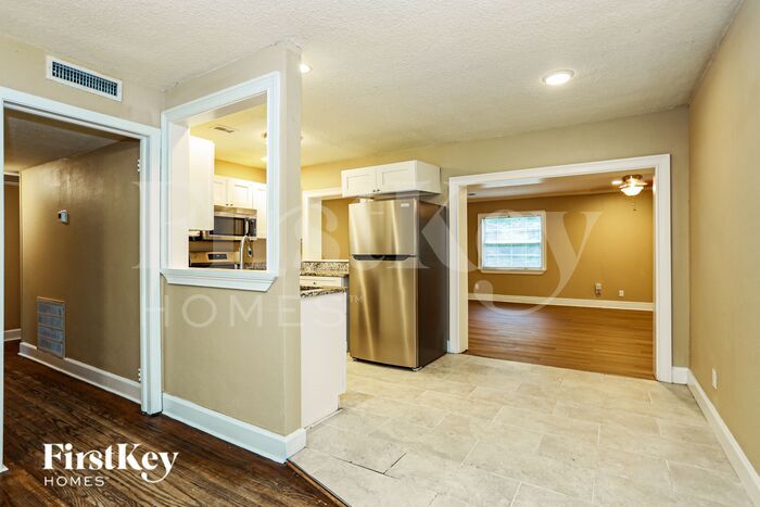 Building Photo - 6421 Burgundy Rd S