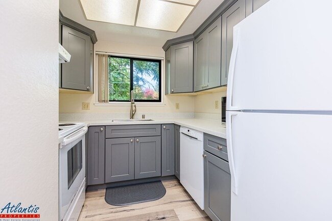 Building Photo - Dixon Landing Condo | Remodeled Kitchen | ...