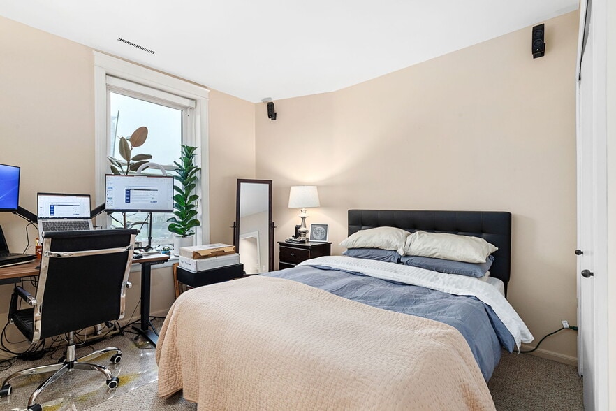 Building Photo - 104 W Oak St