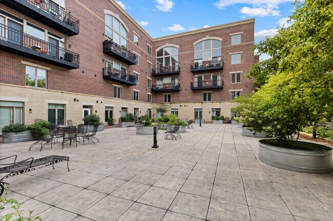 Building Photo - 1515 N Van Buren St