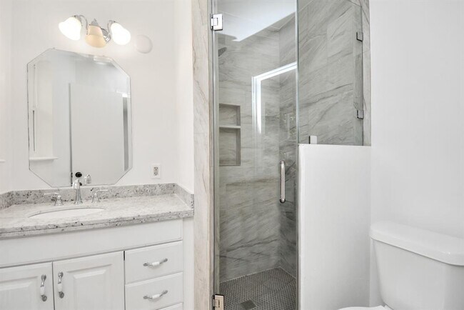 Building Photo - 10951 Shadow Wood Dr