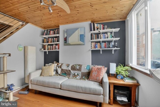 Building Photo - 416 E Flora St