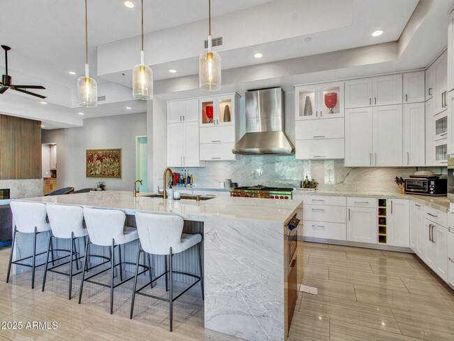 Building Photo - 6031 E Paradise Dr