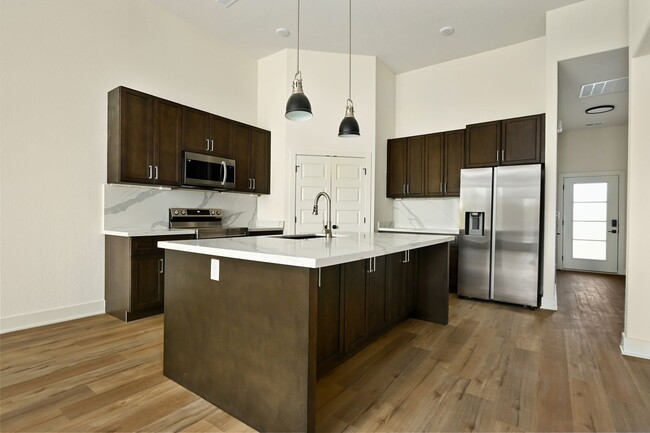 Building Photo - Stunning 2-bedroom, 2-bathroom Townhome In...