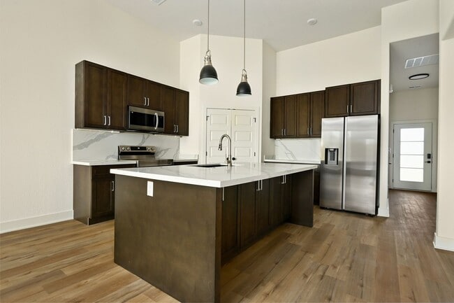 Building Photo - Stunning 2-bedroom, 2-bathroom Townhome In Raymore MO