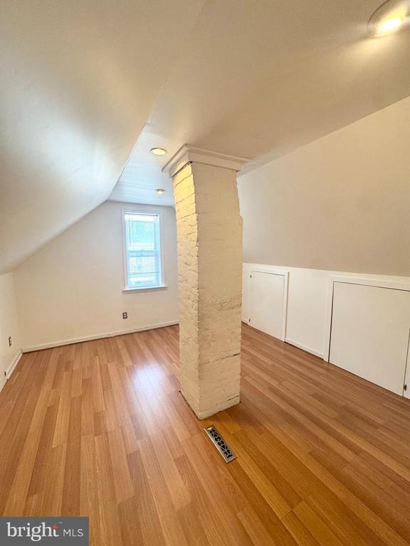 Building Photo - 150 E Hartwell Ln