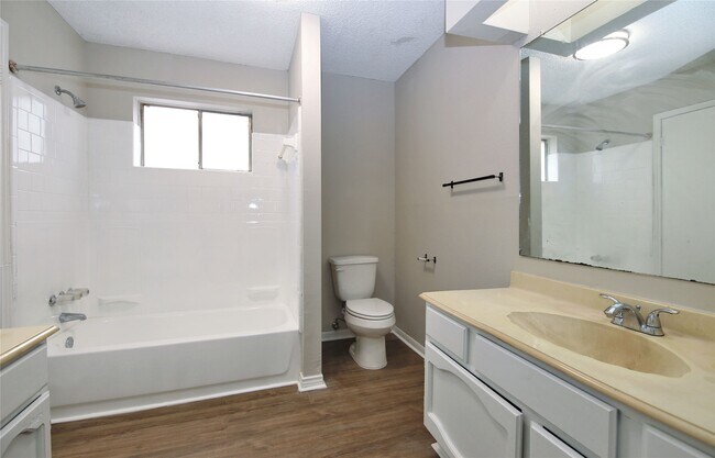 Building Photo - 7814 Barnhill Dr