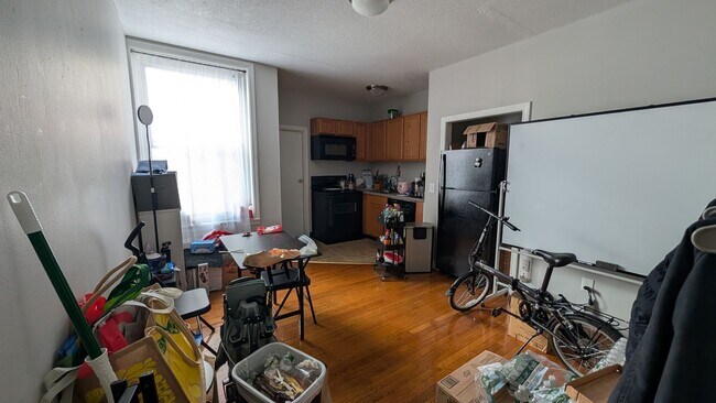 Building Photo - Allston 2 Bed – Commonwealth Ave – No Fee – 9/1