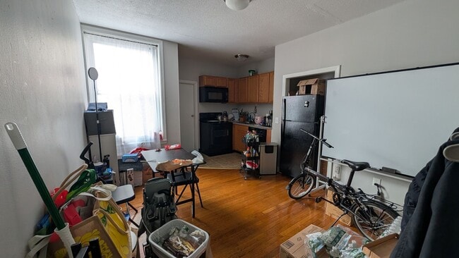 Building Photo - Nicely renovated 2 bed on the Green Line in Allston