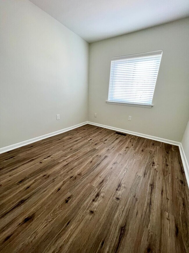 Building Photo - Luxurious 3-Bedroom Townhome in Logan Square with Parking Space Included! Available mid-August!