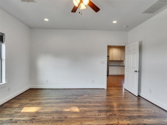 Building Photo - 4730 Bell St
