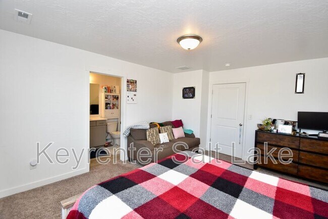 Building Photo - 555 N Willow Springs Ave
