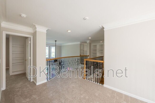 Building Photo - 841 Lakeglen Dr