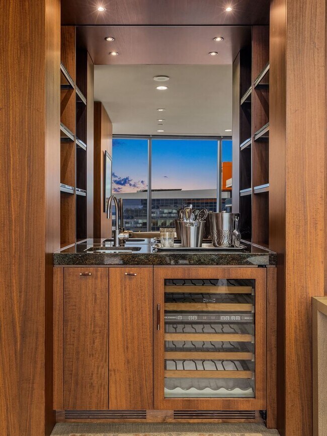 Building Photo - 3Bd/2.5Ba One Lincoln Tower Penthouse