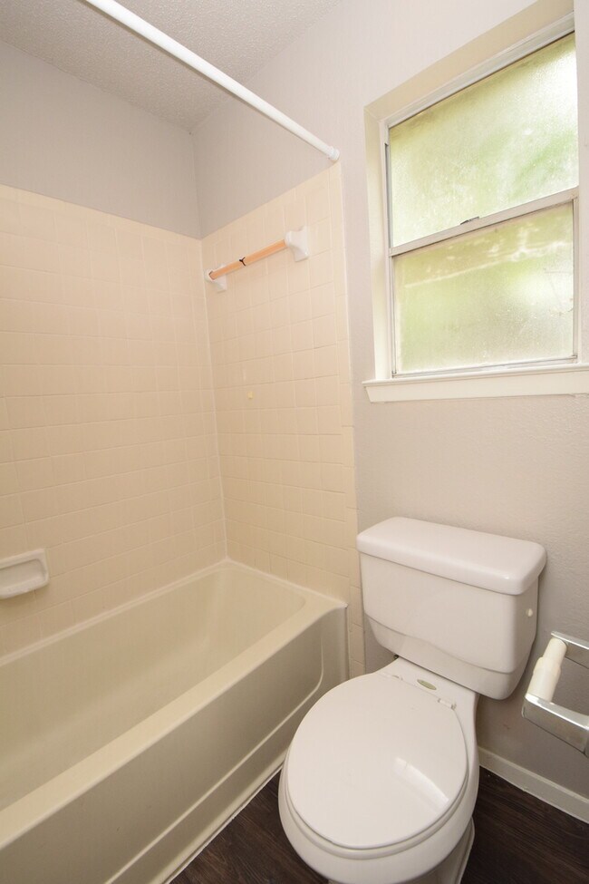 Building Photo - Dellrey-12309